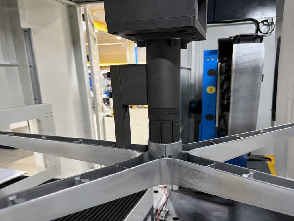 Fixture holding a metal part for robotic polishing