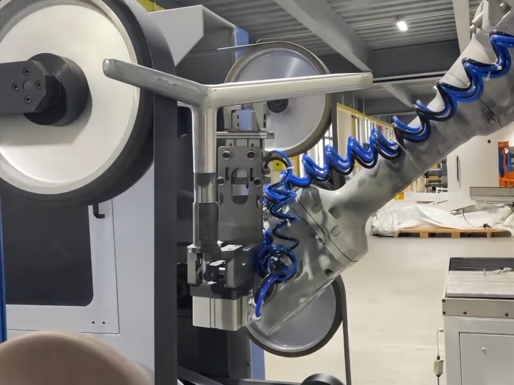 Gripper holding a metal workpiece while leaving polishing surfaces accessible