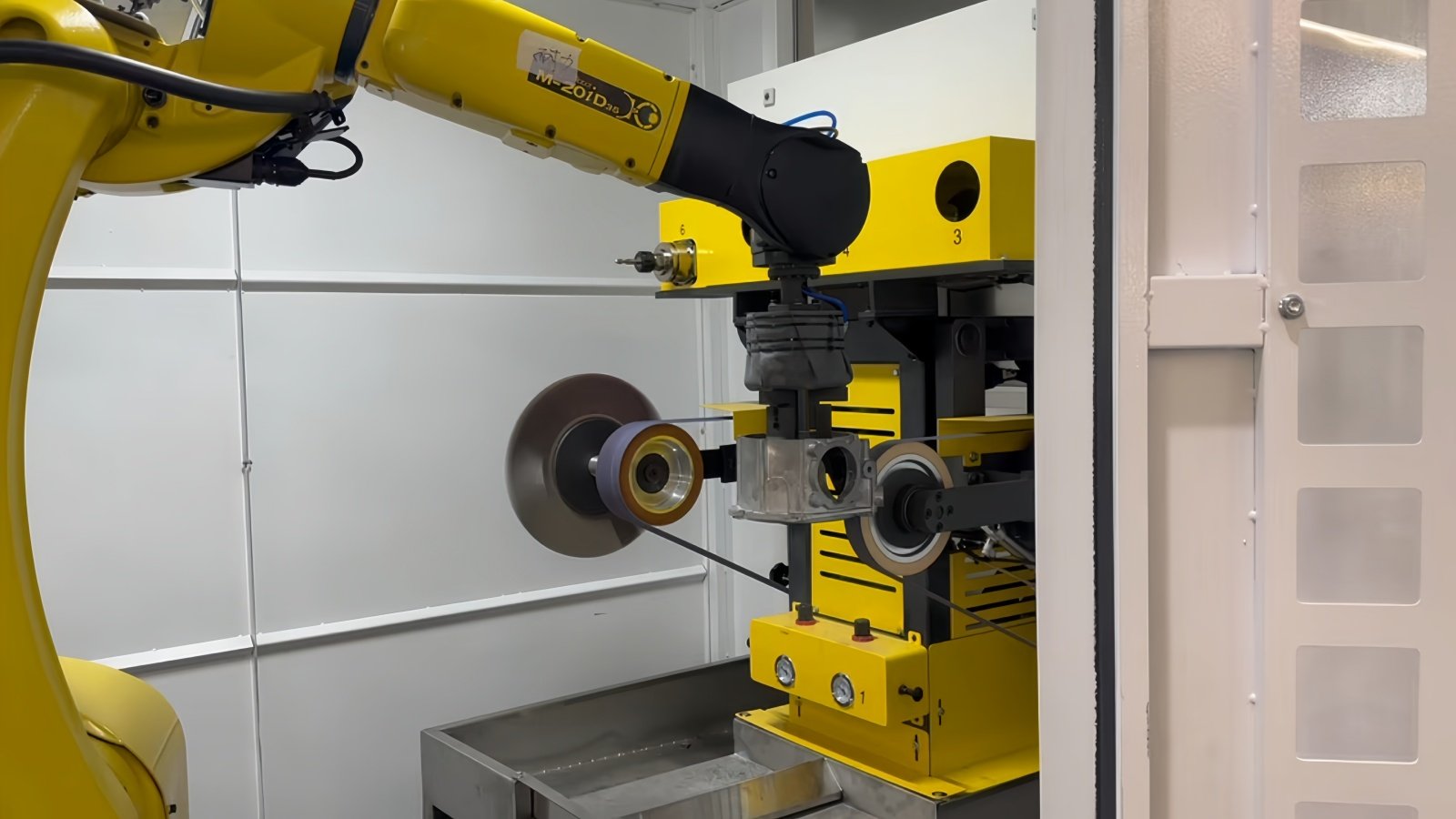 Robotic polishing cell processing a metal component